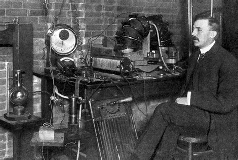 Ernest Rutherford vo svojom laboratóriu