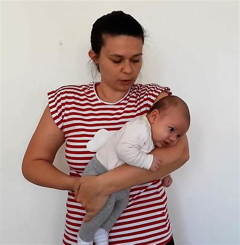 Bábätko v polohe na štyroch, lezie symetricky