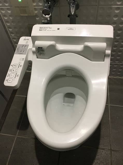 High-tech japonská toaleta
