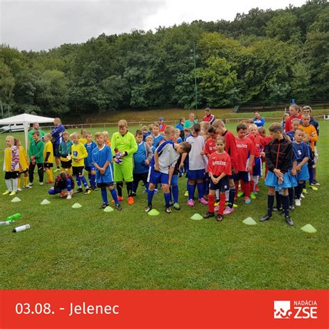 Deti v skupinovej aktivite so školským asistentom