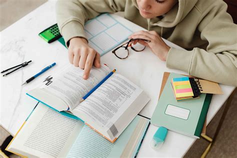 Dieťa používajúce notebook na učenie