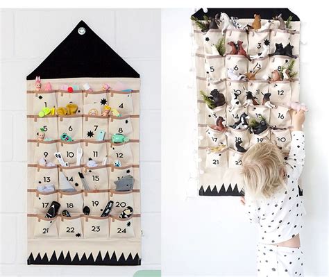 Ilustrácia adventného kalendára v tvare vianočného lesa z papierových kužeľov