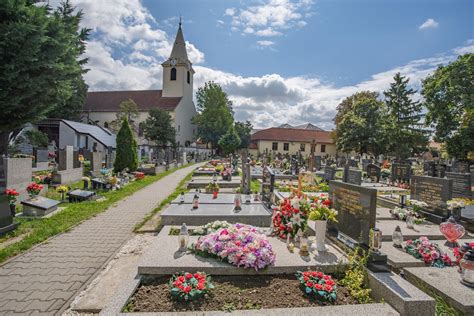 Pohľad na cintorín v Dunajskej Lužnej počas smútočného obradu