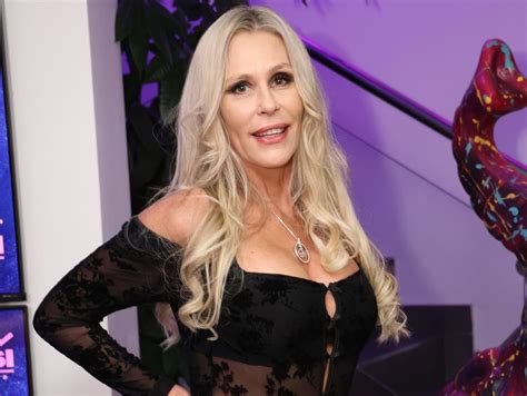 Ilustrácia dieťaťa pijúceho z malého pohára pomocou slamky