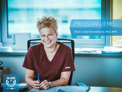Pár a lekár pri konzultácii o asistovanej reprodukcii