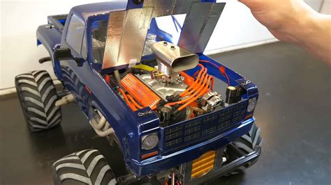 RC monster truck v akcii na kamenistom teréne