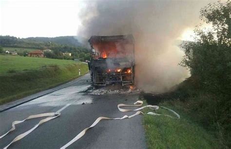 Požiar autobusu na ceste