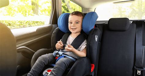 rodič inštalujúci autosedačku v aute