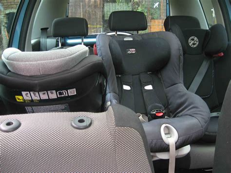 Detailný záber na mechanizmus Isofix pripojený k základni autosedačky v automobile