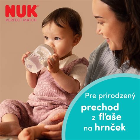 Dieťa pijúce z učebnej fľaše s držadlami