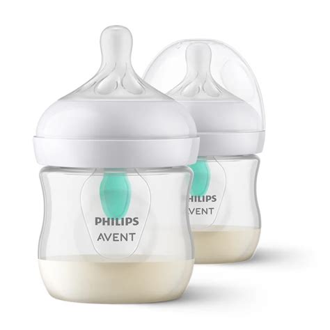 Dieťa pije z fľaše Philips AVENT s ventilom odolným proti rozliatiu