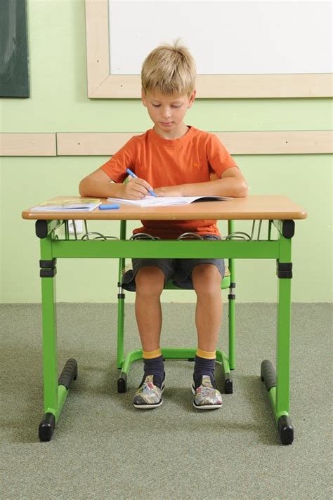 Dieťa pri kreslení na veľký formát papiera