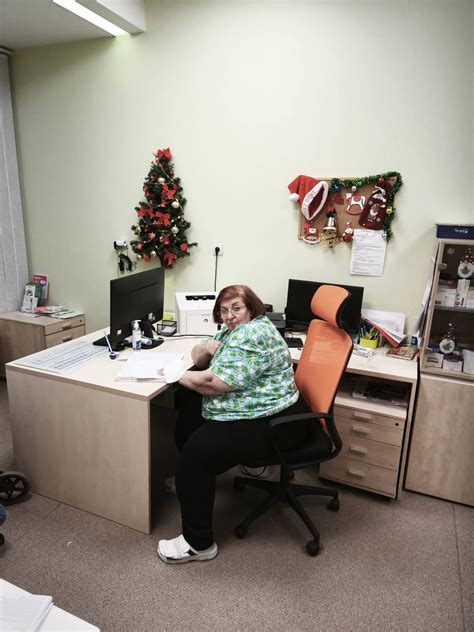 Dieťa žiarliace na rodičov pri objímaní