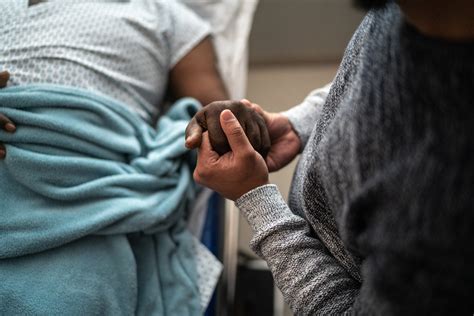 Senior drží terapeutickú bábiku