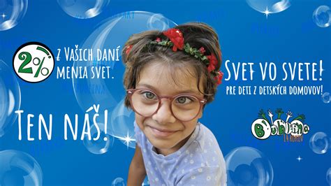 Detský úsmev s banánom, symbolom zdravej desiaty