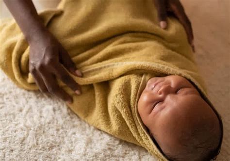 bábätko zabalené v deke