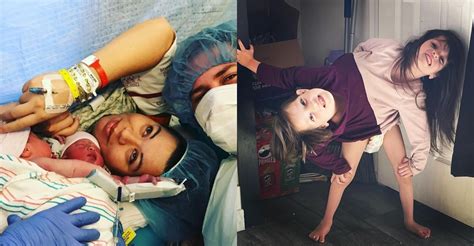 dievčatko schúlené v kočíku pod dekou