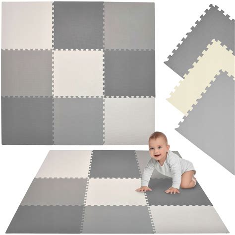 Záber na farebné penové puzzle BabyOno rozložené na podlahe detskej izby