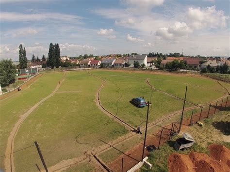 Baseballové ihrisko s vyznačenými métami a pozíciami hráčov