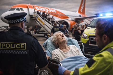 Rodina kráčajúca na palubu lietadla s dieťaťom a kočíkom