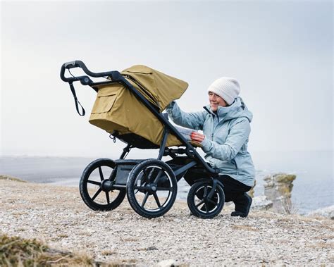 rodina s kočíkom Thule Urban Glide v parku