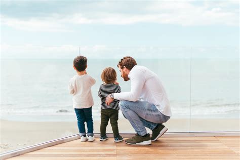 Ilustrácia zobrazujúca spoluprácu učiteľa, rodiča a dieťaťa