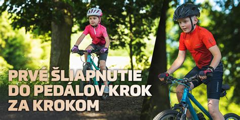 Dieťa vybavené prilbou a chráničmi na bicykli