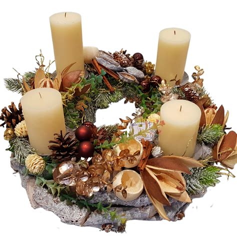 Adventný veniec s tromi zapálenými sviečkami