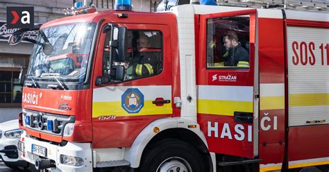Zobrazenie mladého Ježiša v stolárskej dielni s Jozefom a Máriou