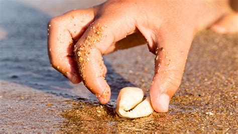 Detská ruka držiac dospelácku ruku