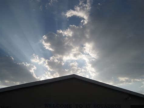 Slnečné lúče prechádzajúce cez mraky