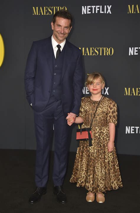 Bradley Cooper ako režisér na natáčaní filmu 