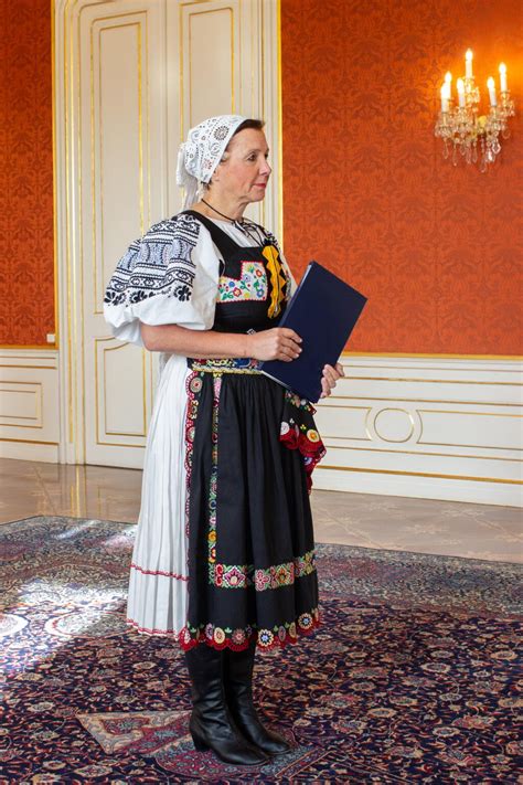 Nevesta v tradičnom slovenskom kroji s čepcom na hlave