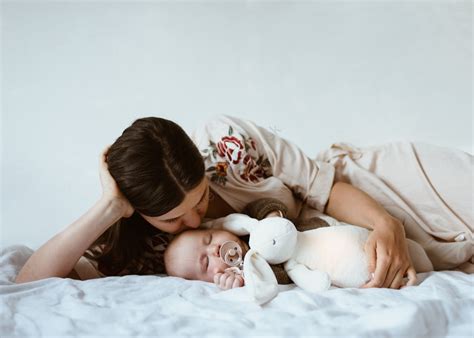 Matka spieva uspávanku dieťaťu v kolíske