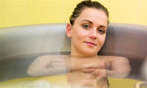 Ilustrácia rodiny na kúpeľnej liečbe