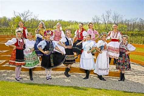 Skupina ľudí spievajúcich koledy v tradičných slovenských krojoch