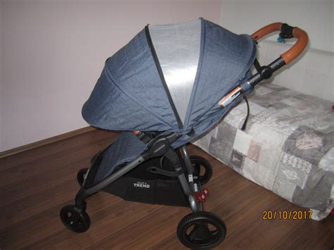 detaily športového kočíka v rifľovej farbe