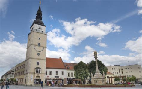 Ilustrácia rôznych obchodov a služieb v mestskej štvrti