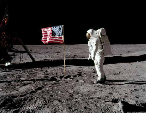 Neil Armstrong pri prvých krokoch na Mesiaci