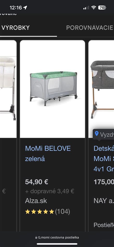 Rodičia vyberajú cestovnú postieľku v obchode