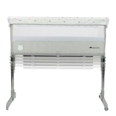 Postieľka Bebe Confort 2v1 s bočnicou v otvorenej polohe pri rodičovskej posteli, ilustrujúca co-sleeping