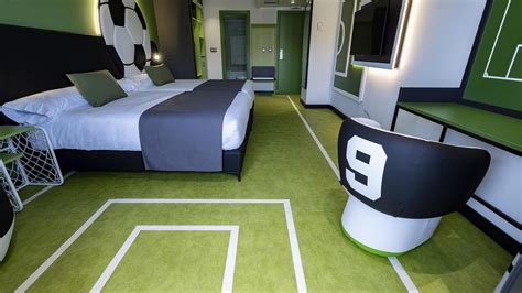 Fotografia izby s tematickým športovým motívom v Magic Sports Hotel