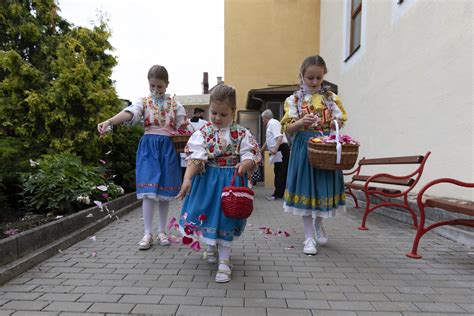 Deti v tradičných slovenských krojoch