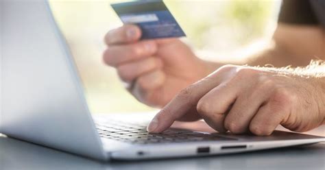 Schéma znázorňujúca, ako technológia uľahčuje rodičom prístup k informáciám o detských produktoch