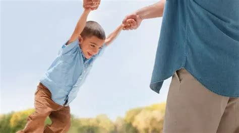 Dieťa a rodič držiaci sa za ruky