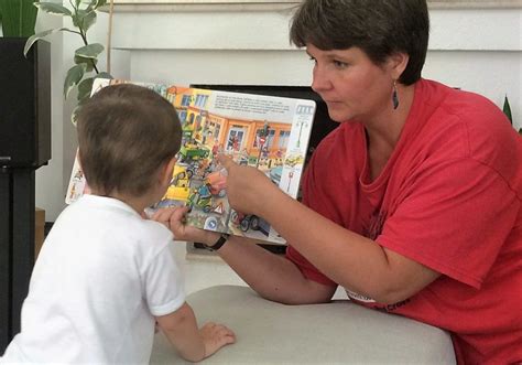 rodič a dieťa pri čítaní knihy