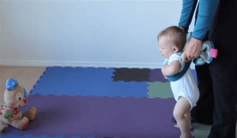 Dieťa učiace sa chodiť s oporou rodiča
