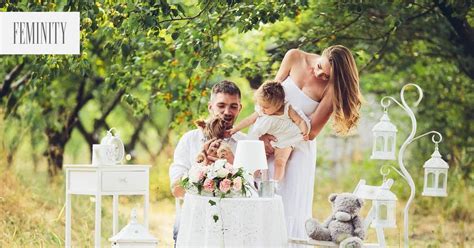 fotografia šťastného dieťaťa s rodičmi