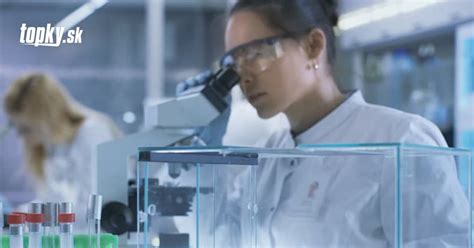Vedci v laboratóriu