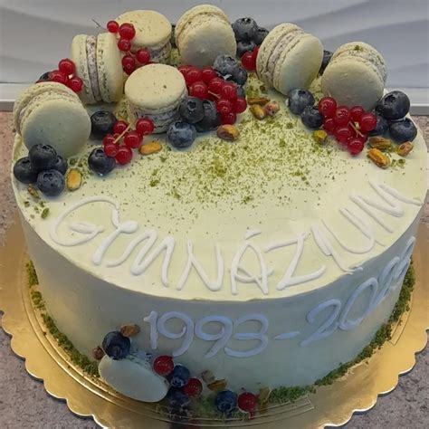 Nadýchaná biela torta zdobená šľahačkou a ovocím